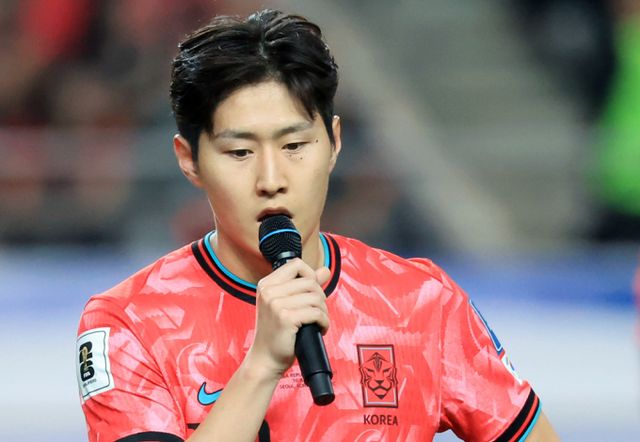 이강인(파리생제르맹)이 홍명보 축구대표팀 감독과 대한축구협회를 향한 비판을 자제해 달라며 작심 발언을 했다. 사진은 지난 10일 대한민국 축구대표팀 이강인이 서울 마포구 상암동 서울월드컵경기장에서 열린 2026 국제축구연맹(FIFA) 북중미 월드컵 아시아 3차 예선 B조 10차전 대한민국과 쿠웨이트의 경기를 마치고 가진 출정식에서 인사말을 하고 있는 모습. /사진=뉴스1