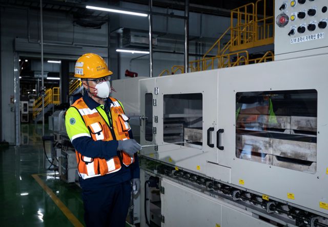 고재민 광양 양극재 공장장이 제조 공정에 대해 설명하고 있다. /사진=포스코퓨처엠
