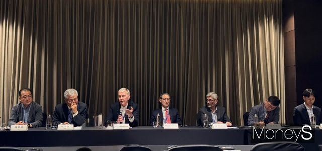 서울 여의도 콘래드호텔에서 '2025 Cemtech Asia'(2025 셈텍 아시아) 토론회가 열렸다. 왼쪽부터 김학주 박사, 이창기 한국시멘트협회 부회장, 피터 호디노트 전 유럽시멘트협회장, 토마스 암스트롱 셈넷 회장, 삼표산업 장 미셸 전무, 김진만 공주대 교수, 김진효 변호사. /사진=정연 기자