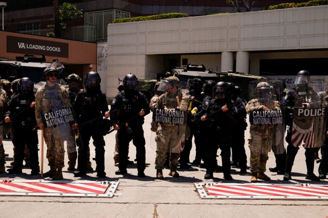 미국 법원이 개빈 뉴섬 캘리포니아 주지사가 도널드 트럼프 행정부의 로스앤젤레스(LA) 주 방위군 투입을 금지해달라는 가처분 신청에 대해 기각을 결정했다. 사진은 지난 10일(현지시각) 미국 캘리포니아주 LA 도심에서 주 방위군과 미국 해병대가 시위대들로부터 경비를 선 모습. /사진=로이터