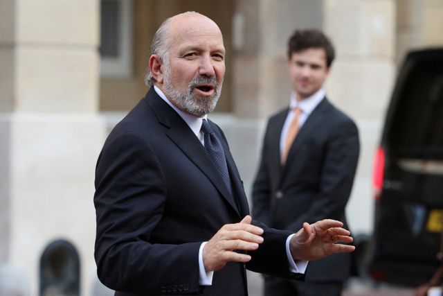 하워드 러트닉 미국 상무장관이 중국과의 무역 협상에 대해 잘되고 있지만 일정은 하루 더 늘어날 수 있다고 말했다. 사진은 러트닉 장관이 지난 10일(현지시각) 영국 런던 랭커스터 하우스에서 미중 무역 회담 전 기자들의 질문에 답하는 모습. /사진=로이터