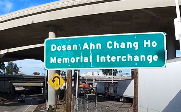 2004년 6월11일 미국 LA에 도산 안창호 메모리얼 인터체인지 표지판이 설치됐다. 사진은 도산안창호 메모리얼 인터체인지 표지판. /사진=유튜브 캘리라이프 캡처