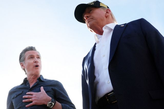 개빈 뉴섬 캘리포니아 주지사가 지난 10일(현지시각) 법원에 LA 주방위군 투입을 금지해달라는 가처분 신청을 제출했다. 사진은 지난 1월24일 개빈 뉴섬 캘리포니아 주지사가 미국 캘리포니아주 LA 국제공항에서 남부 캘리포니아 산불의 영향을 받거나 파괴된 지역을 둘러보기 위해 도착한 도널드 트럼프 미국 대통령에게 설명하는 모습. /사진=로이터