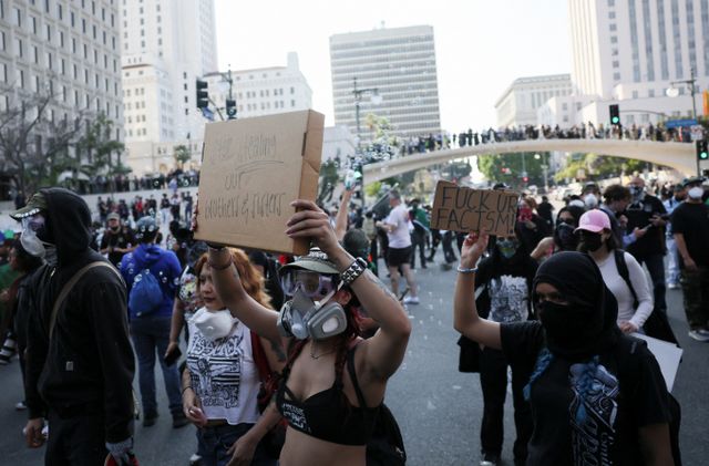 미국 캘리포니아주 로스앤젤레스(LA)에서 시작된 트럼프 정부의 불법 이민 단속 반대 시위가 대도시까지 확산되고 있다. 사진은 지난 9일(현지시각) 시위 현장의 모습. /사진=로이터