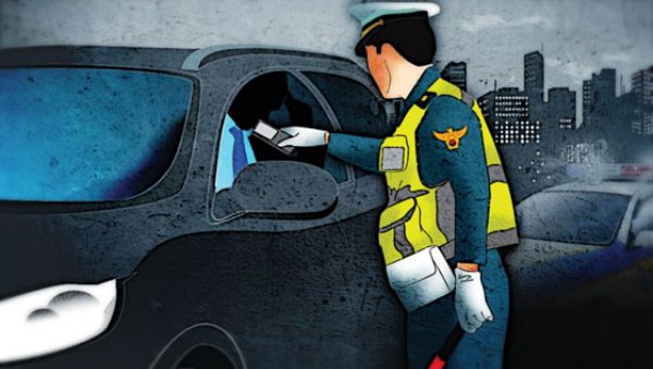 만취 상태로 운전하다 10대 여고생을 치어 의식불명에 빠뜨린 40대 운전자가 경찰에 붙잡혔다. 삽화는 기사 내용과 직접적인 관련이 없음. /삽화=머니투데이