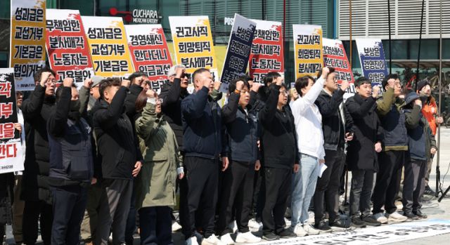 카카오 노조가 지난 3월19일 경기 성남시 분당구 카카오 판교아지트 정문 앞에서 포털 '다음' 서비스를 담당하는 사내독립기업(CIC)의 별도 법인 분사 반대 기자회견을 하고 있다. /사진=뉴스1