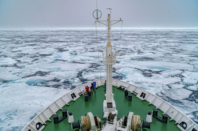 '해양 전문 인력 육성·지원'을 비롯해 북극항로를 개척하겠다는 이재명 대통령의 후보 시절 공약에 대해 업계가 기대하는 분위기지만 다양한 보완책이 마련돼야 한다는 목소리도 있다. 사진은 기사 내용과 관련 없음. /사진=클립아트코리아