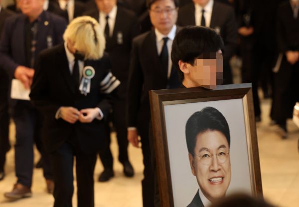 경찰이 고 장제원 전 국민의힘 의원의 성폭력 의혹 사건을 '공소권 없음'으로 종결했다. 사진은 지난 4월4일 부산 해운대구 해운대백병원 장례식장에서 고 장제원 전 국회의원의 발인식이 진행되고 있는 모습. /사진=뉴시스