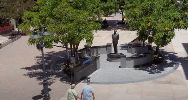 2004년 6월11일 미국 LA에 도산 안창호 메모리얼 인터체인지 표지판이 설치됐다. 사진은 도산 안창호 선생의 주 활동 무대였던 리버사이드 카운티 중심지역에 설치된 도산 선생 동상과 거리 전경. /사진=유튜브 도산 안창호TV 캡처