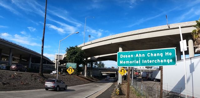 2004년 6월11일 미국 LA에 도산 안창호 메모리얼 인터체인지 표지판이 설치됐다. 사진은 LA다운타운 10번과 110번 도로가 만나는 교차로에 도산안창호 메모리얼 인터체인지 표지판이 설치된 전경. /사진=유튜브 캘리라이프 캡처