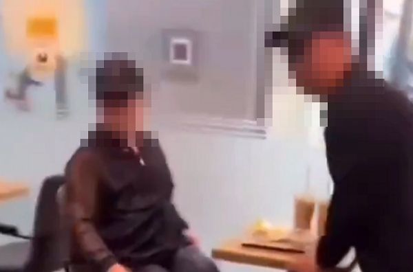 한 노인이 여성들에게 '안아보자'고 한 뒤 음료수를 던지는 영상이 빠르게 퍼지고 있다. 사진은 한 프랜차이즈 카페에서 여성들 무리에 음료수를 던진 노인 모습. /사진=엑스(X·옛 트위터) 캡처