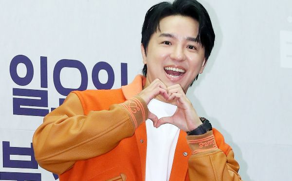 스타강사 조정식이 현직 교사와 수능모의고사 문항을 거래한 혐의로 검찰에 송치됐다. 사진은 스타강사 조정식이 채널A 예능 '성적을 부탁해 : 티처스' 제작발표회에 참석해 포즈를 취하는 모습. /사진=머니투데이