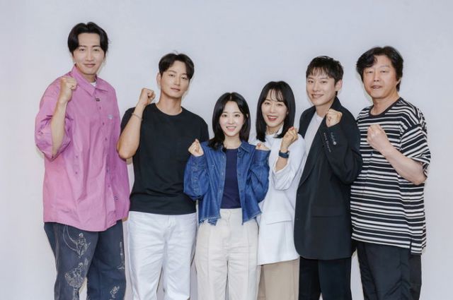 배우 박보영·김성철·이현욱 등이 출연하는 디즈니+ 새 시리즈 '골드랜드'가 공개를 앞두고 있다. 사진은 배우 박보영(가운데)을 포함한 골드랜드 출연진 이미지. /사진=디즈니플러스 제공