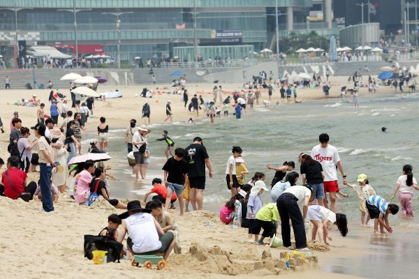 11일 전국 대체로 맑고 자외선 지수가 높아 실내에 머무르는 것이 좋겠다. 사진은 부산 해운대구 해운대해수욕장을 찾은 시민과 관광객들이 물놀이를 즐기는 모습. /사진=뉴시스