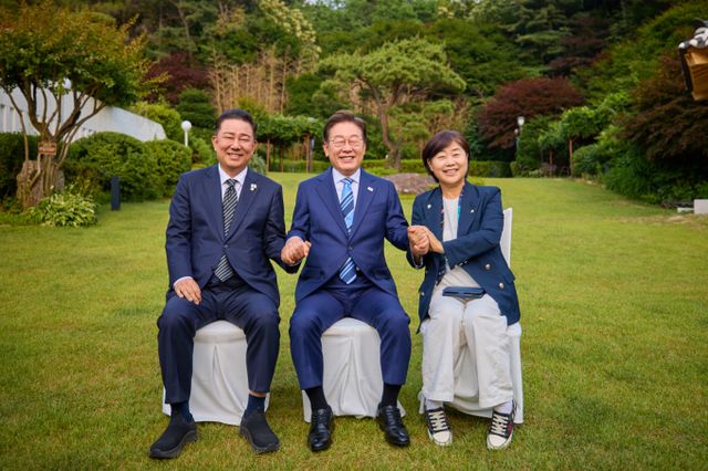 이재명 대통령이 7일 서울 한남동 대통령 관저에서 열린 더불어민주당 지도부 초청 만찬에서 민주당 원내대표 후보로 출마한 김병기, 서영교 의원과 기념촬영하고 있다. /사진=대통령실