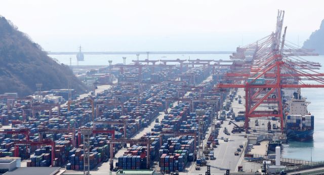  지난 4월 경상수지가 57억달러 흑자를 기록하며 24개월 연속 흑자 기조를 유지했다. 사진은 부산항 신선대부두 야적장에 컨테이너가 쌓여 있는 모습./사진=뉴스1