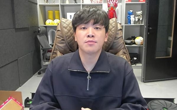 유튜버 오킹이 '스캠 코인' 논란 후 1년 만에 복귀했지만, 시청자들이 싸늘한 반응을 보였다. 사진은 복귀 라이브 방송 중인 오킹의 모습. /사진=유튜브 채널 '오킹TV' 캡처