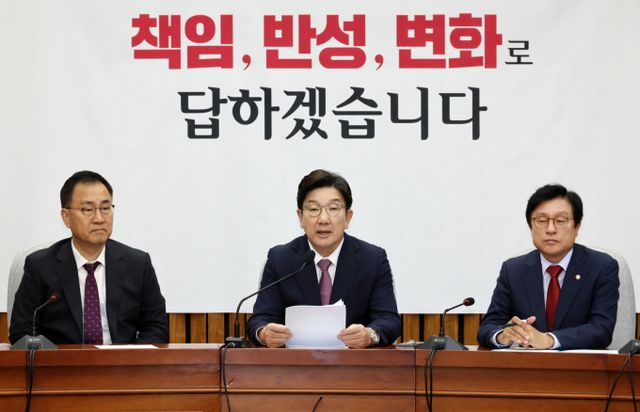권성동 국민의힘 원내대표가 이재명 대통령을 향해 "죄가 없다면 공직선거법 재판 진행을 수용하라"고 요구했다. 사진은 권 원내대표(가운데)가 10일 오전 서울 여의도 국회에서 열린 원내대책회의에서 발언하는 모습. /사진=뉴시스