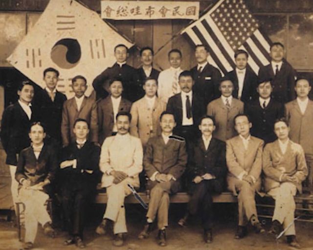 2004년 6월11일 미국 LA에 도산 안창호 메모리얼 인터체인지 표지판이 설치됐다. 사진은 1910년 도산안창호 선생과 대한인국민회 인사들의 기념촬영 이미지. /사진=유튜브 캘리라이프 캡처