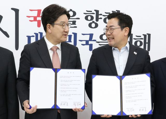 여야 원내지도부가 12일 나란히 퇴임 기자회견을 열고 공식 임기를 마무리한다. 사진은 권성동 국민의힘 원내대표(왼쪽)와 박찬대 더불어민주당 원내대표가 지난 5월1일 오전 서울 여의도 국회에서 추경안 합의문에 서명한 뒤 서로 마주보고 있는 모습. /사진=뉴스1