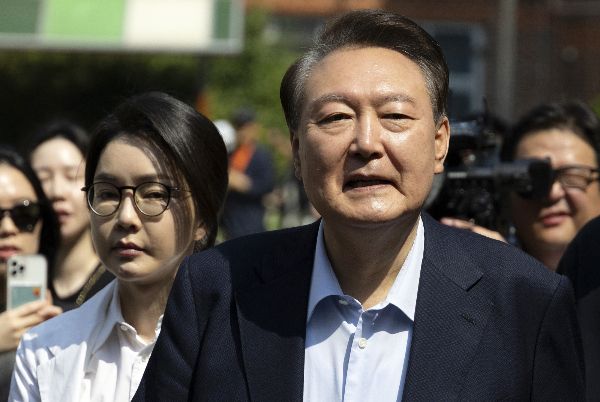 이재명 정부가 대통령실 홈페이지 개편을 진행 중인 가운데 윤석열 정부가 기존 홈페이지의 데이터를 삭제하면서 시간이 다소 오래 걸릴 전망이다. 사진은 윤석열 전 대통령과 김건희 여사가 제21대 대통령 선거 투표를 마치고 차량으로 이동하는 모습. /사진=뉴스1
