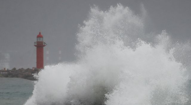 올해 첫 열대저압부가 발생했다. 사진은 제21호 태풍 '콩레이'의 간접영향으로 많은 비가 내리는 지난해 11월1일 오전 제주 서귀포시 안덕면 사계리 앞바다에 거센 파도가 밀려오고 있는 모습. /사진=뉴시스