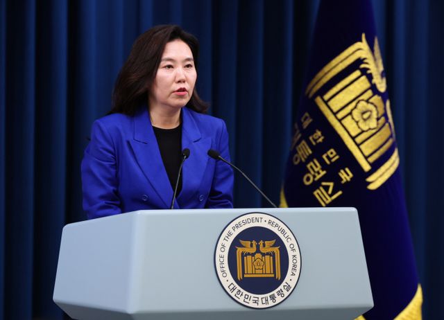 이재명 대통령과 페트로 피알라 체코 총리가 11일 오후 통화를 진행했다. 사진은 강유정 대통령실 대변인. /사진=뉴시스