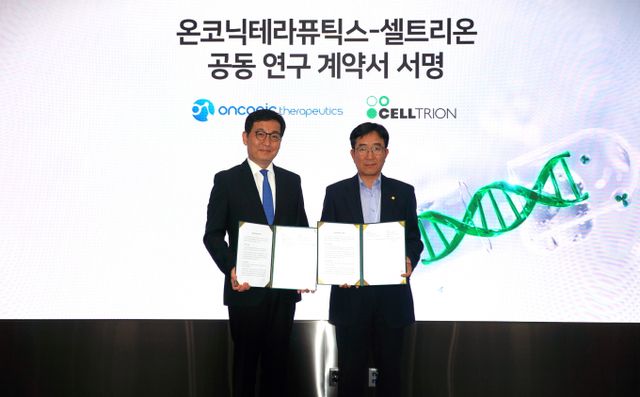 온코닉테라퓨틱스와 셀트리온이 글로벌 함암신약을 개발하기 위해 공동 연구개발 계약을 체결했다. 11일 송도 셀트리온 본사에서 김존 온코닉테라퓨틱스 대표(왼쪽)와 권기성 셀트리온 수석부사장이 차세대 이중기전 합성치사 항암신약 후보물질 네수파립과 항암 바이오시밀러 베그젤마와의 병용요법에 대한 공동연구개발 계약을 체결하고 기념 촬영을 하고 있다. /사진=제일약품 