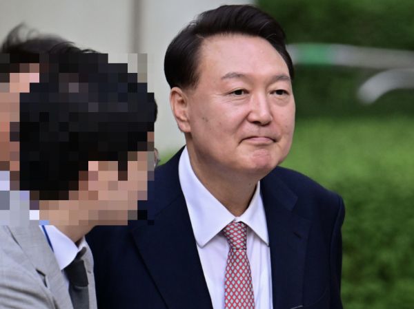 윤석열 전 대통령 측이 경찰의 2차 소환 통보에 불응 의견서를 제출했다. 사진은 윤석열 전 대통령이 지난 9일 오후 서울 서초구 중앙지방법원에서 열린 내란 우두머리 혐의, 직권남용 권리행사방해 혐의 사건 6차 공판을 마친 후 취재진의 질문을 받으며 법원을 나서고 있는 모습. /사진=뉴스1(공동취재단)