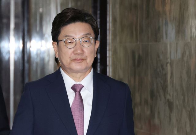 권성동 국민의힘 원내대표가 김용태 비상대책위원장 거취 등 논의를 위한 의원총회가 취소됐다고 밝혔다. 사진은 지난 10일 권성동 국민의힘 원내대표가 서울 여의도 국회에서 열린 원내대책회의에 참석하고 있는 모습. /사진=뉴스1