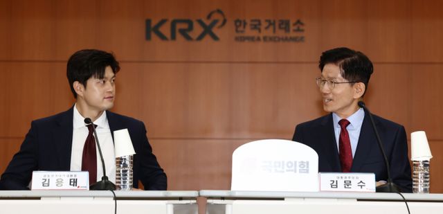 김용태 국민의힘 비상대책위원장과 김문수 전 대통령 후보가 11일 서울 영등포 소재 중식당에서 당 상임고문단과 비공개 만찬을 갖는다. 사진은 지난달 22일 김용태 국민의힘 비상대책위원장(왼쪽)과 김문수 전 대통령 후보가 서울 여의도 한국거래소에서 열린 중앙선거대책위원회 현장 회의에 참석한 모습. /사진=뉴스1