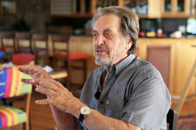 에롤 머스크는 자녀 일론 머스크 테슬라 최고경영자가 러시아에서 로켓을 구매하려 했으나 거절당했다고 전했다. 사진은 지난 2월4일 남아프리카공화국 웨스턴 케이프주 랑게반에서 테슬라 CEO이자 스페이스X 소유주인 일론 머스크의 부친 에롤 머스크가 로이터와 인터뷰 하는 모습. /사진=로이터