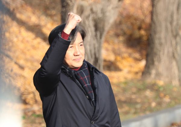 서울구치소에 수감 중인 조국 전 조국혁신당 대표가 이재명 대통령 당선 이후 일각에서 제기되는 자신의 사면·복권 문제에 대해 입장을 전했다. 사진은 조국 전 조국혁신당 대표가 경기 의왕시 서울구치소로 들어가기 전 지지자들에게 인사 하는 모습. /사진=뉴스1