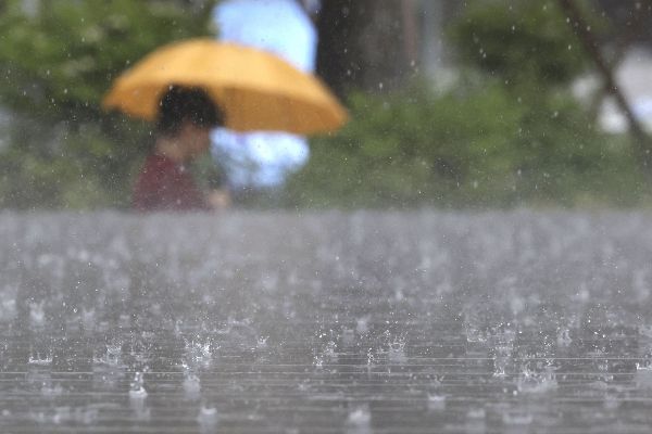 전국이 대체로 맑고 기온이 올라 더운 가운데, 제주에서는 비가 내리겠다. 사진은 지난달 16일 서울 중구 서울시청 앞에 강한 비가 쏟아지고 있는 모습. /사진=뉴시스