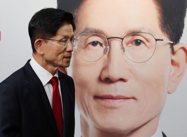 김문수 전 국민의힘 대선 후보가 11일 오후에 진행될 당 상임고문단 회동에 참석하려 했으나 "개인사정"으로 인해 일정을 취소했다. 사진은 지난 4일 김문수 국민의힘 전 대선 후보가 서울 여의도 중앙당사에서 기자회견을 한 뒤 퇴장하고 있는 모습. /사진=뉴스1(공동취재)