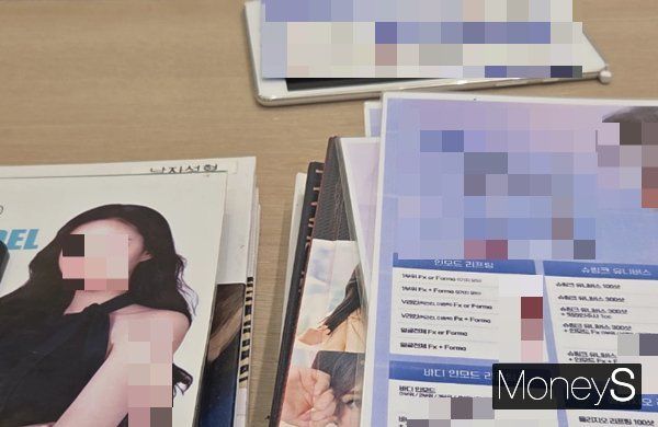 3시간에 걸쳐 기자가 직접 시술 상담을 받아 보았다. 사진은 상담을 나누며 병원의 프로모션 이벤트를 설명받은 모습. /사진 = 이수빈 기자