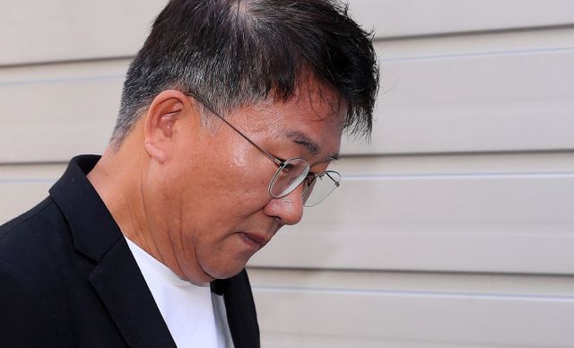 배우 선우은숙 친언니를 강제추행한 혐의로 1심에서 실형을 선고받고 법정 구속된 아나운서 출신 방송인 유영재에 대한 항소심 선고가 연기됐다. 사진은 지난해 11월 경기 수원지방법원 성남지원에서 열린 첫 공판 기일에 출석한 배우 선우은숙의 친언니를 강제 추행한 혐의로 재판에 넘겨진 아나운서 출신 유영재. /사진=스타뉴스