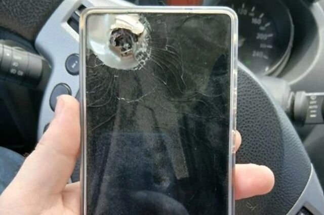우크라이나군 병사가 삼성전자 스마트폰 덕분에 전장에서 목숨을 건진 사연이 알려졌다. 사진은 포탄 파편에 피해를 입은 우크라이나 병사가 공개한 갤럭시 S25 울트라 기기 이미지. /사진=온라인 커뮤니티 레딧(Reddit) 캡처