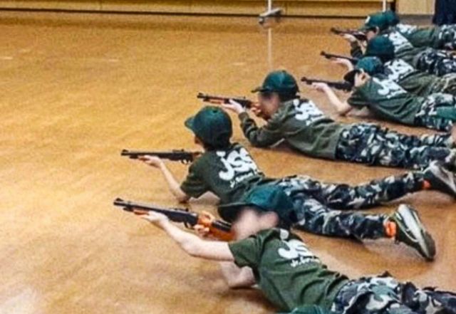 일본 도쿄도 사이타마현 사단법인 단체가 초등학생과 중학생을 대상으로 자위대식 군사 훈련을 기반으로 한 교육 프로그램을 진행한 일이 밝혀졌다. 사진은 한 일본 사단법인 단체가 아이들에게 군사 훈련을 시행한 모습. /사진=사우스차이나모닝포스트 홈페이지 캡처