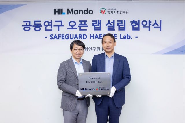 배홍용(왼쪽) HL만도 부사장과 장영환 방재시험연구원 원장 '공동 연구 오픈 랩' 설립 협약을 맺었다. /사진=HL만도