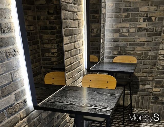 카공족은 주로 카페에서 마련한 스터디 존이나 2인용 테이블을 사용했다. 사진은 카공족을 위한 1인용 좌석을 구비한 한 카페의 모습./사진=변한석 기자