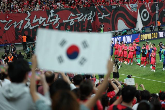 2026 북중미월드컵 본선에 직행 국가와 4차 예선에 진출 국가가 확정됐다. 사진은 지난 10일 서울월드컵경기장에서 열린 2026 국제축구연맹(FIFA) 북중미월드컵 아시아 3차 예선 한국과 쿠웨이트의 경기를 보기 위해 온 관중들의 모습. /사진=뉴시스 