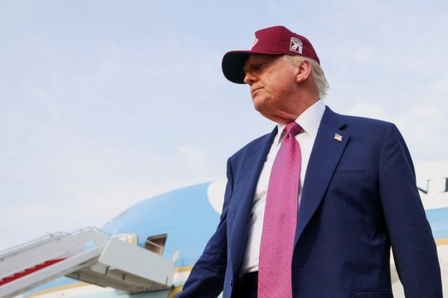 미국 연방항소법원이 도널드 트럼프 미국 대통령의 상호관세에 제동을 건 하급심 판결 항소 사건을 심리하는 동안 관세를 유지하도록 했다. 사진은 트럼프 미국 대통령이 지난 10일(현지시각) 미국 앤드루스 공동기지에서 기자들과 대화를 나누는 모습. /사진=로이터