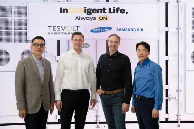 삼성SDI와 테스볼트 관계자가 '인터배터리 유럽 2025' 삼성SDI 전시장에서 기념 사진을 찍고있다. 사진은 왼쪽부터 김현욱 삼성SDI ESS영업그룹장 상무, 지몬 샨더르트 테스볼트 CTO, 다니엘 한네만 테스볼트 CEO, 이종석 삼성SDI 유럽법인 상무. /사진=삼성SDI