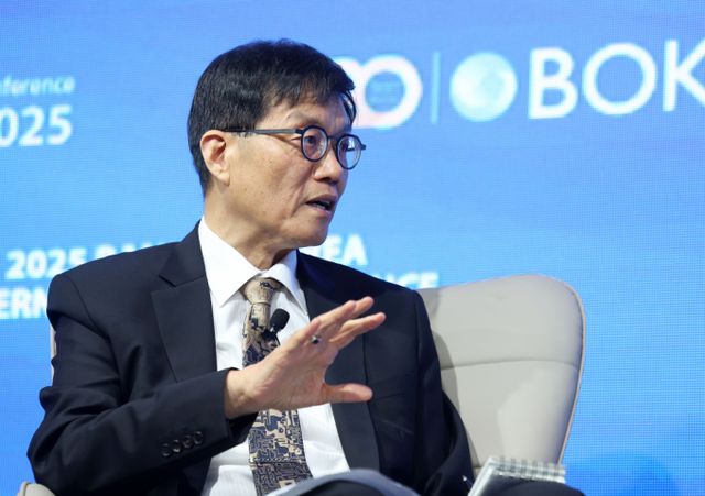 이창용 한국은행 총재가 2일 서울 중구 한국은행에서 열린 2025년 BOK 국제컨퍼런스에서 크리스토퍼 월러 미국 연방준비제도 이사와 미국 경제 전망과 다양한 통화정책 이슈에 대해 대담하고 있다. /사진=뉴시