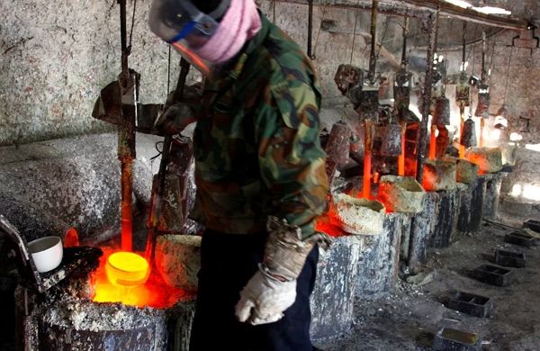 중국이 미국 기업에 희토류 수출을 재개하기로 했지만 허가 기간을 6개월로 한정했다. 중국 내몽골 자치구 다마오 마을 인근의 희토류 제련 공장에서 한 작업자가 희토류 금속 란타늄을 주형에 부을 준비를 하고 있는 모습. /사진=로이터