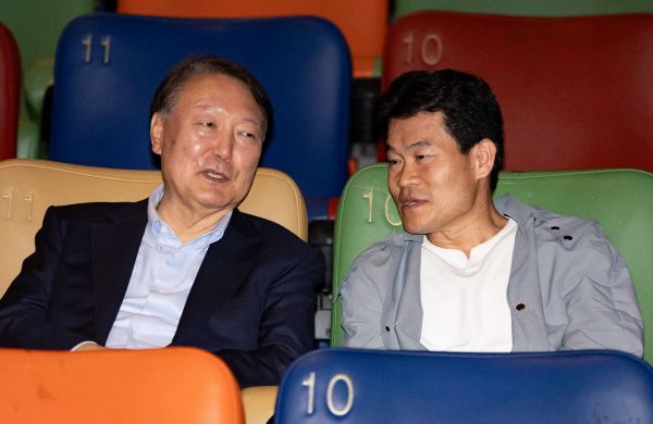 전 한국사 강사 전한길씨가 최근 윤석열 전 대통령과의 통화 내용을 공개했다. 사진은 윤석열 전 대통령이 다큐멘터리 영화 '부정선거, 신의 작품인가'를 관람하기 앞서 전한길씨와 대화하는 모습. /사진=뉴시스