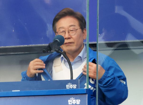 경찰이 이재명 대통령에게 테러를 가할 것이라고 암시한 유튜버에 대한 수사를 시작했다. 사진은 이재명 대통령이 제21대 대통령 선거 당시 열린 유세에서 방탄복을 보여주는 모습. /사진=뉴시스