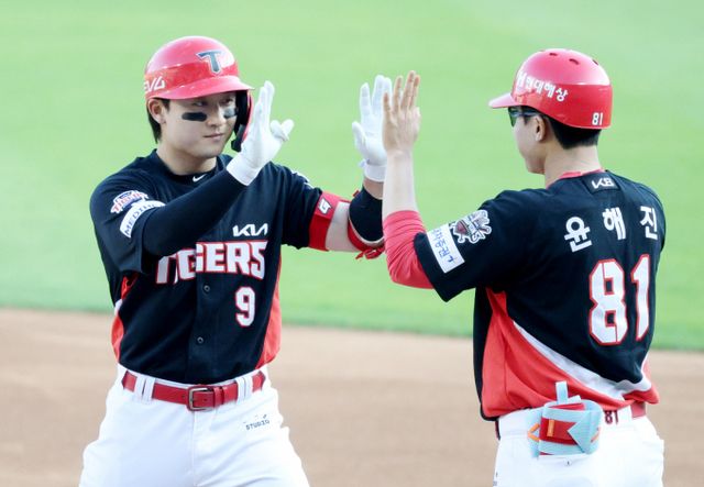 KIA타이거즈 내야수 윤도현이 손가락 골절로 4주 동안 이탈한다. 사진은 KIA에서 활약 중인 윤도현(왼쪽)의 모습. /사진=스타뉴스