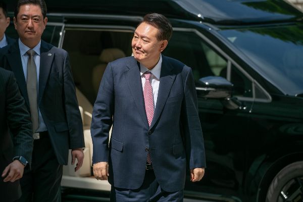 경찰이 윤석열 전 대통령 측에 오는 19일 3차 출석을 통보했다. 사진은 윤석열 전 대통령이 '내란 우두머리' 혐의 사건 6차 공판에 출석하는 모습. /사진=뉴스1